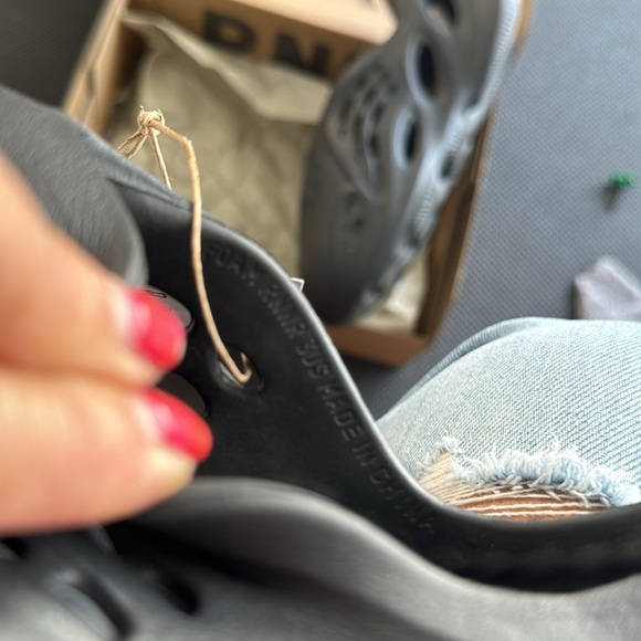 NWT - YEEZY FOAM RNR - Kids Sz 3. Can fit Women’s 6 - Picture 7 of 7